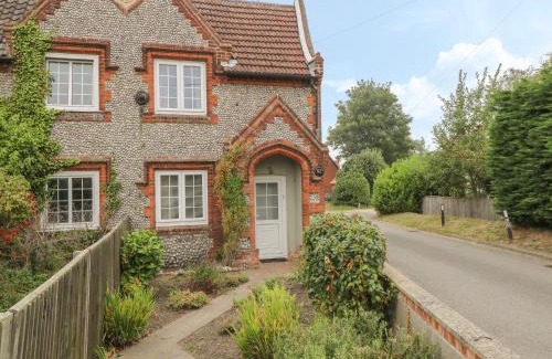 Bodham House | Cozy Compass Cottage: Pet-Friendly Retreat for Families
