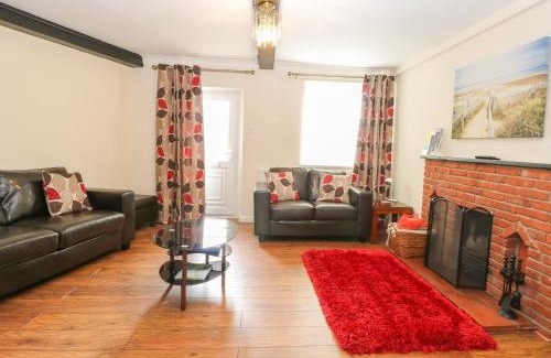 Bodham House | Cozy Compass Cottage: Pet-Friendly Retreat for Families