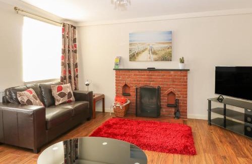 Bodham House | Cozy Compass Cottage: Pet-Friendly Retreat for Families
