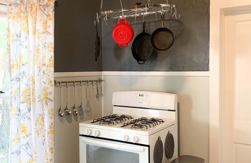 Glen Rose Cottage | Discover Compass Cottage: Historic Glen Rose Getaway
