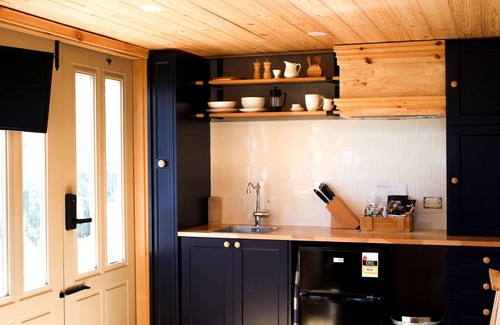 Forthside Cabin | Discover Compass Hut: Top-Rated Stay with Restaurant & Kitchen