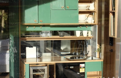 Forthside Cabin | Discover Compass Hut: Top-Rated Stay with Restaurant & Kitchen