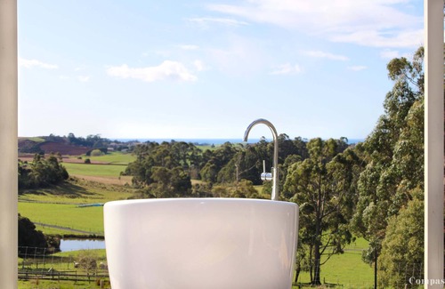 Forthside Cabin | Discover Compass Hut: Top-Rated Stay with Restaurant & Kitchen