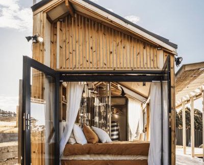Forthside House | Explore Compass Hut: Breakfast Included & Great Reviews!