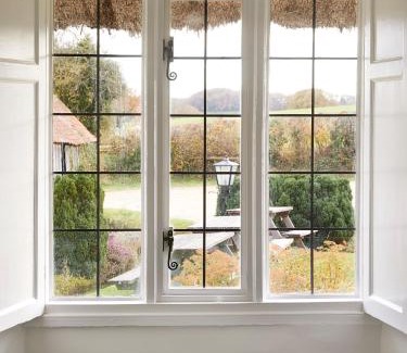 Ebbesborne Wake Hotel | Pet-Friendly Comfort at Compasses Inn - Rated 9/10!