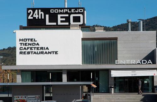 Monesterio Hotel | Accessible Complejo Leo 24H: Family-Friendly Retreat Awaits
