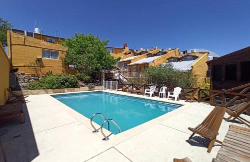 Tanti Apartment | Discover Complejo El Alto: Family-Friendly with Pool & Breakfast