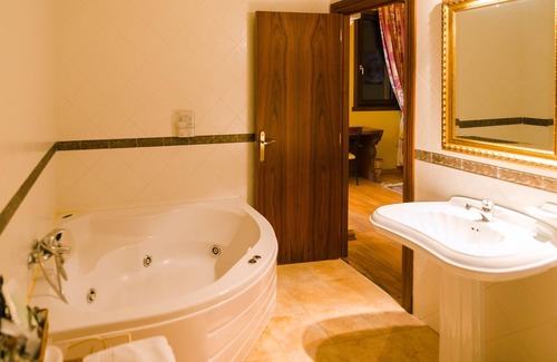 Vilamartin de Valdeorras Hotel | Top-Rated Complejo Hostelero Paladium with Pool & Spa