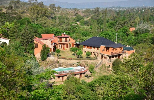 Tanti Cabin | Pet-Friendly Complejo La Cascada de Tanti with Pool & Breakfast
