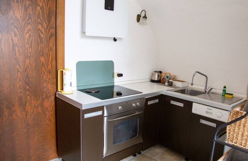 Cavaion Veronese Apartment | Charming Apartment in Historic Courtyard Near Lake Garda