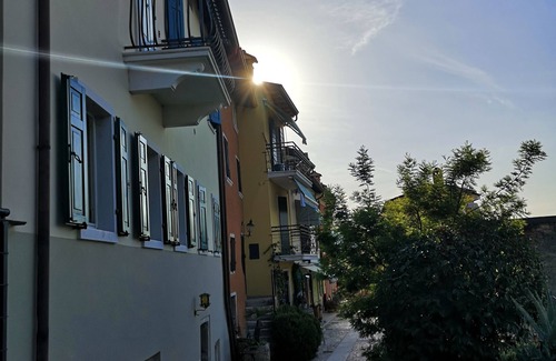 Cavaion Veronese Apartment | Charming Apartment in Historic Courtyard Near Lake Garda