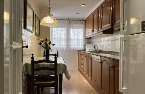Monovar Apartment | Modern Apartment with Parking, WiFi & Smart TVs - 9/10 Rating
