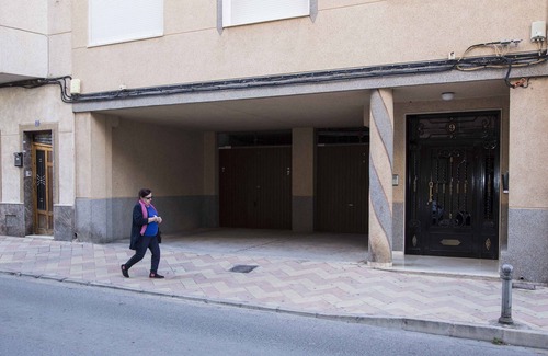 Monovar Apartment | Modern Apartment with Parking, WiFi & Smart TVs - 9/10 Rating