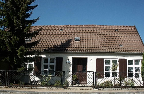 Altefaehr House | Cozy Ground Floor Retreat with Ocean View in Altefähr