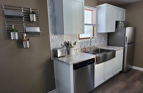 Lowder House | Smart Home Retreat: Pet-Friendly Getaway with Spa & Kitchen