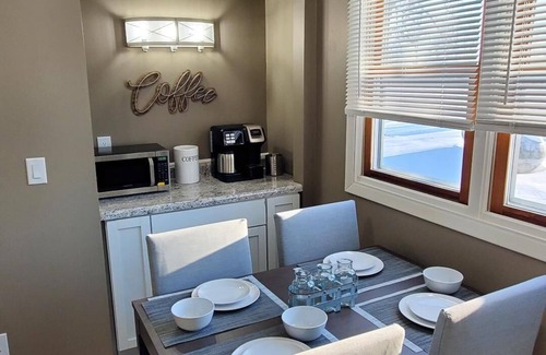 Lowder House | Smart Home Retreat: Pet-Friendly Getaway with Spa & Kitchen