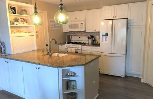 Bethany Beach Condo | Renovated Lake View Condo in Sea Colony with Premium Amenities