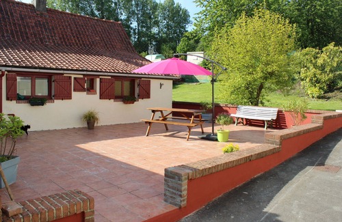 Le Parcq House | Renovated Countryside Retreat with Family-Friendly Amenities