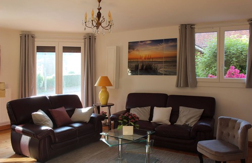 Le Parcq House | Renovated Countryside Retreat with Family-Friendly Amenities