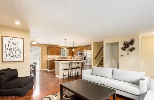 Columbus House | Updated 4-Bedroom Home with Deck & Pet-Friendly Amenities