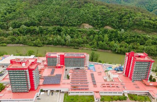 Caciulata Hotel | Welcoming Complex Balnear Cozia: Ideal for Families & Accessibility