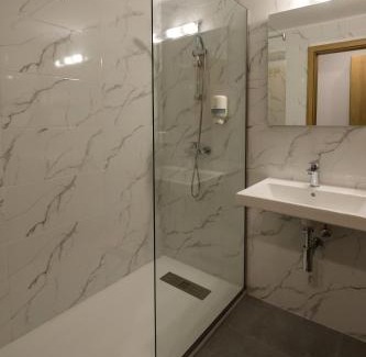 Caciulata Hotel | Welcoming Complex Balnear Cozia: Ideal for Families & Accessibility