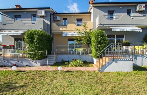 Strmac House | Family-Friendly Complex Dora: Oceanfront Stay with Pool