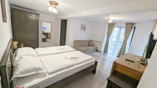 Moinesti Hotel | Explore Complex Parc Pini Moinesti: Poolside Paradise Awaits