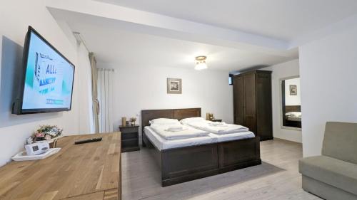 Moinesti Hotel | Explore Complex Parc Pini Moinesti: Poolside Paradise Awaits