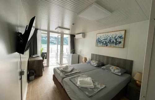 Svinita House | Oceanfront Retreat at Complex Turistic Emilio - Guest Rated 9.8