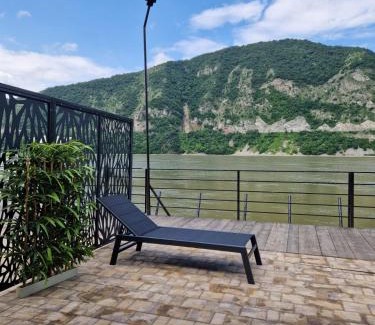 Svinita House | Oceanfront Retreat at Complex Turistic Emilio - Guest Rated 9.8