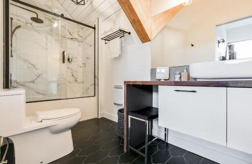 Laval Apartment | Explore Complexe La Voûte: 4-Star Family-Friendly Retreat