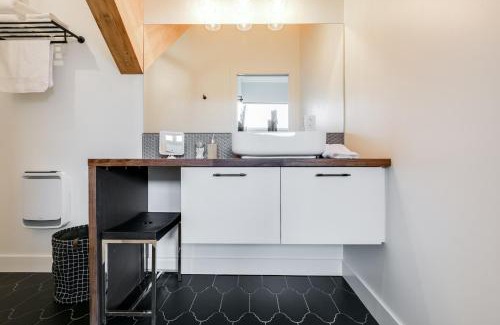Laval Apartment | Explore Complexe La Voûte: 4-Star Family-Friendly Retreat