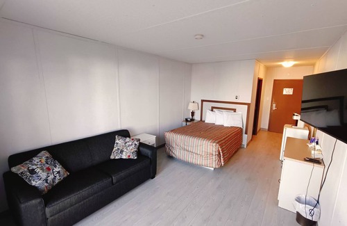 Havre-St. Pierre Hotel | Cozy Complexe MV: Family-Friendly with Breakfast & Kitchen