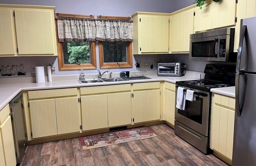 Sunset House | Explore an Inviting 3 Bed Lake House with Boat Slip!