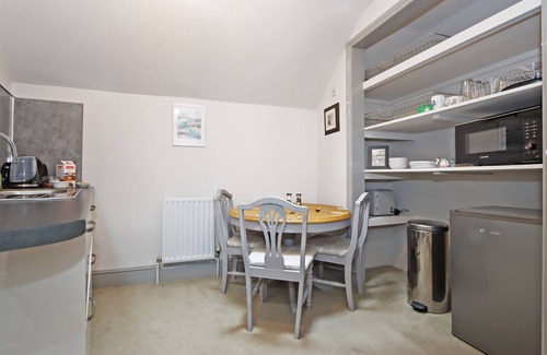 Newark Apartment | Cozy Compton House Snug - Your Perfect Family Getaway