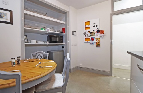 Newark Apartment | Cozy Compton House Snug - Your Perfect Family Getaway
