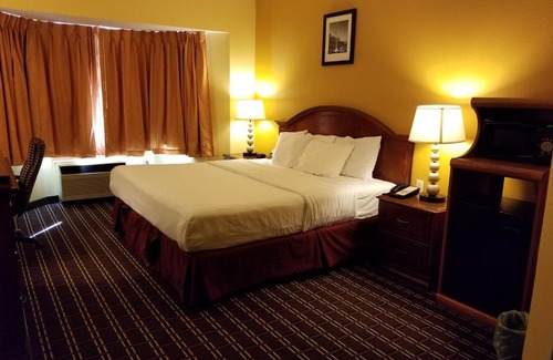 Owosso Hotel | Relax at Comstock Inn & Conference Center: Pet-Friendly Escape