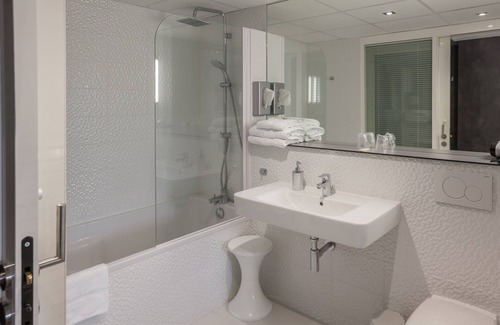 Gradignan Hotel | Relax at Comté d'Ornon - Hotel & Spa with Top Amenities