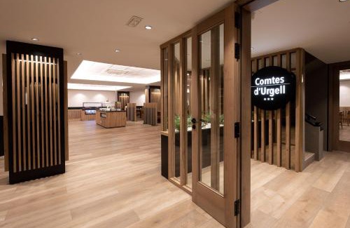 Les Escaldes Hotel | Inviting Comtes d’Urgell: Family-Friendly Stay with Pool