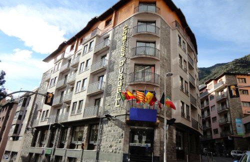 Les Escaldes Hotel | Inviting Comtes d’Urgell: Family-Friendly Stay with Pool