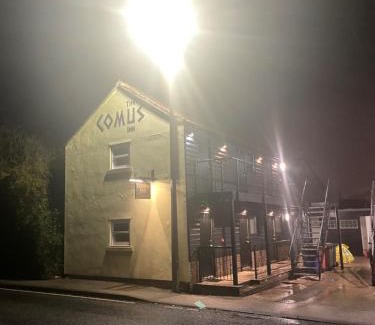 Selby Hotel | Pet-Friendly Getaway at Comus Inn with Breakfast Included