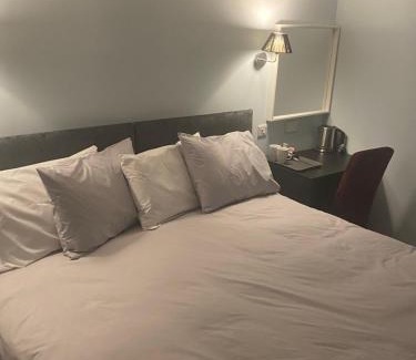 Selby Hotel | Pet-Friendly Getaway at Comus Inn with Breakfast Included