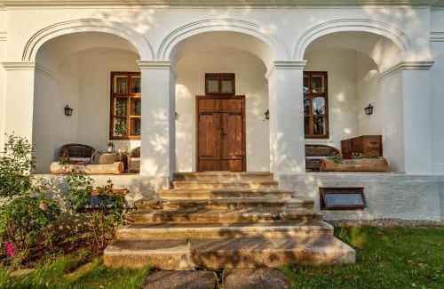 Moacsa House | Explore Conacul Gaal Kuria: Family-Friendly Haven with Hot Tub