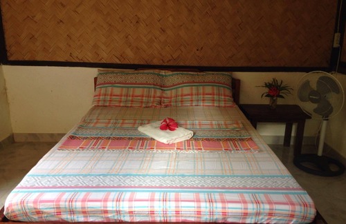 Busuanga Hotel | Cozy Concepcion Divers Lodge Hut 2 with Kitchen & Breakfast