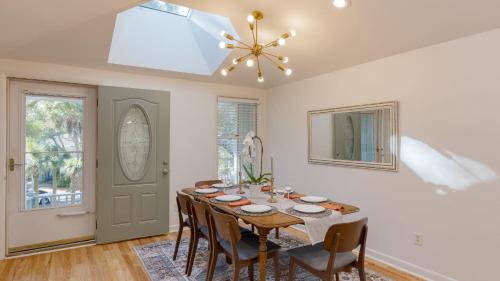 Twin Oaks House | Beachside Retreat: Conch Cottage with Outdoor Dining & Deck