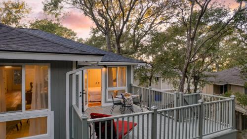Twin Oaks House | Beachside Retreat: Conch Cottage with Outdoor Dining & Deck