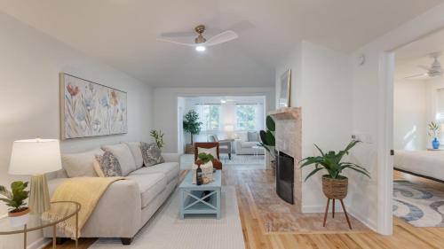 Twin Oaks House | Beachside Retreat: Conch Cottage with Outdoor Dining & Deck