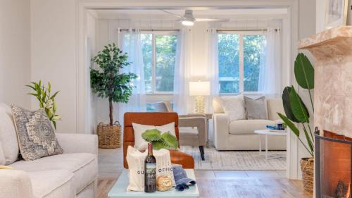 Twin Oaks House | Beachside Retreat: Conch Cottage with Outdoor Dining & Deck