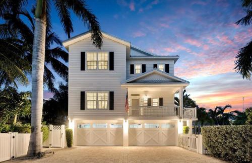 Marathon House | Pet-Friendly Haven: Relax at Conch Cottage with Pool & Breakfast